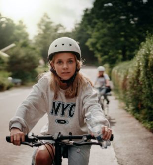 Find den rette cykelhjelm til dit barn